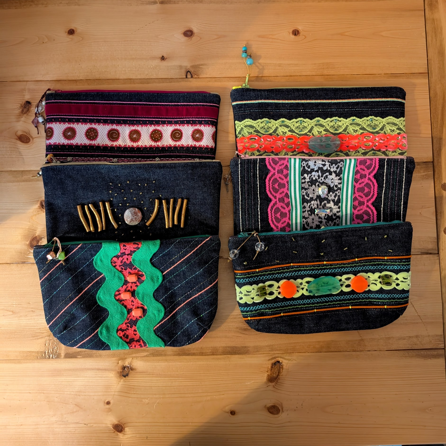 Six handbags in denim with different trims